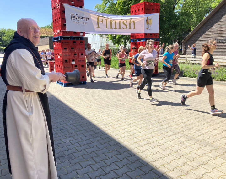 Abt Isaac gaf het startsein met het luiden van de bel.