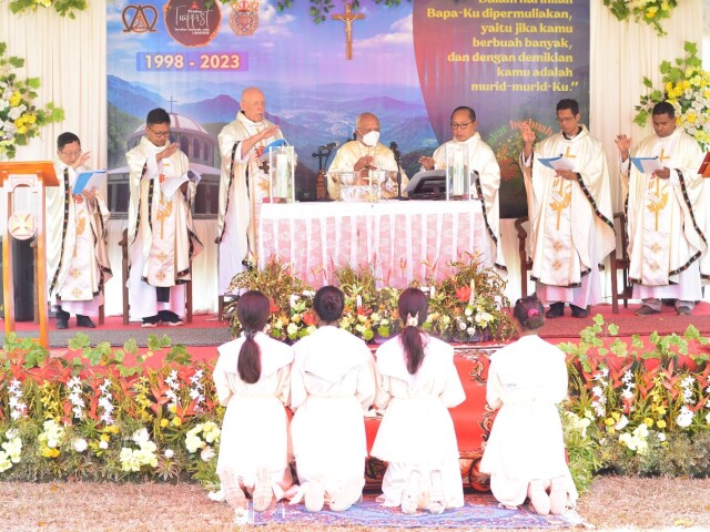 In Lamanabi werd de 25ste verjaardag van de kloostergemenschap gevoerd met een plechtigheid van drie uur. Derde van links: abt Isaac