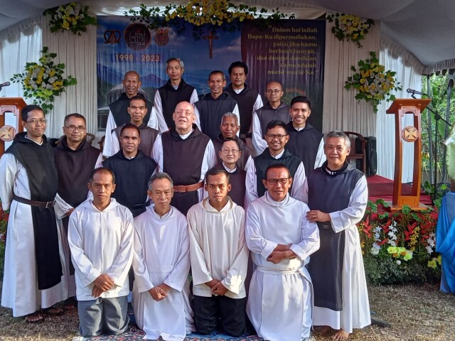 De broeders van Lamanabi met in hun midden abt Isaac.