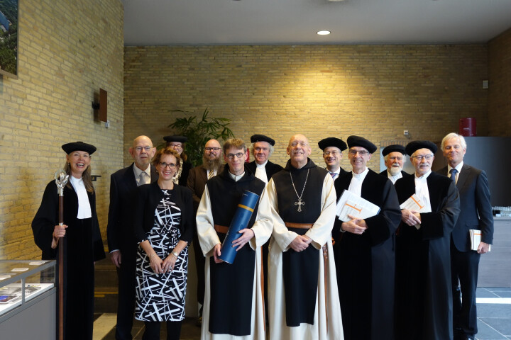 Een trotse, gepromoveerde broeder Max (midden, met blauwe koker) te midden van onder anderen zijn promotors en abt Isaac.