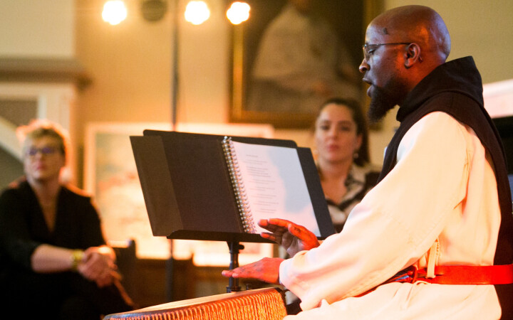 Op de foto: broeder Bruno begeleidde zichzelf op een Afrikaanse drum tijdens zijn lied over de Verloren Zoon.
