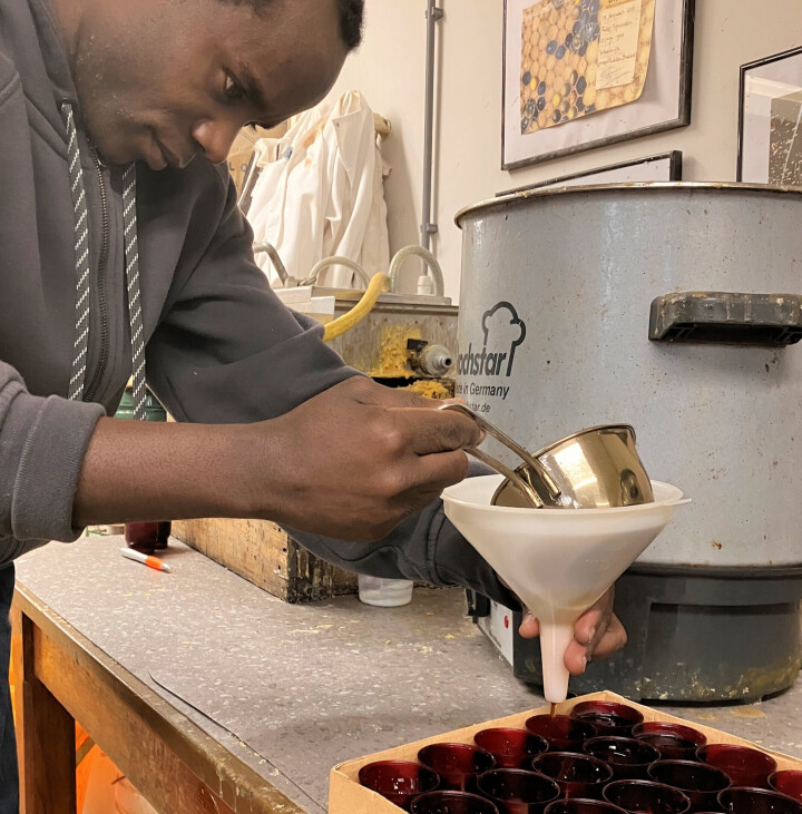 Op de foto: broeder Pachomius maakt in de nieuwe kaarsenmakerij van Abdij Koningshoeven kaarsen van bijenwas.