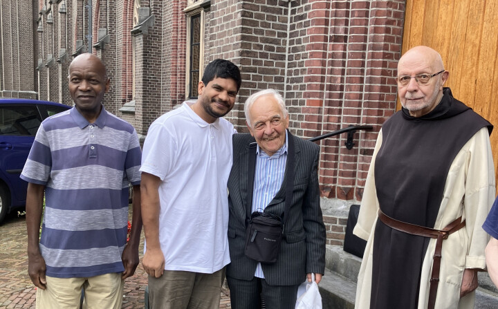 Broeder Savio (3e van links) nam afscheid van zijn broeders in Nederland en ging terug naar wat bijna vijftig jaar zijn thuis was: Brazilië.