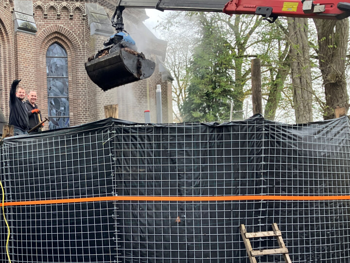 Peter van Krieken en Bas Karssemakers op de rand van de biomeiler die op 18 november jl. werd volgestort met slib en snoeiafval.