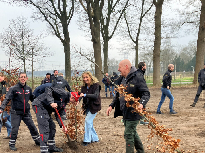 Er werden vele handen uit de mouwen gestoken tijdens de Boomplantdag, abt Isaac voorop.