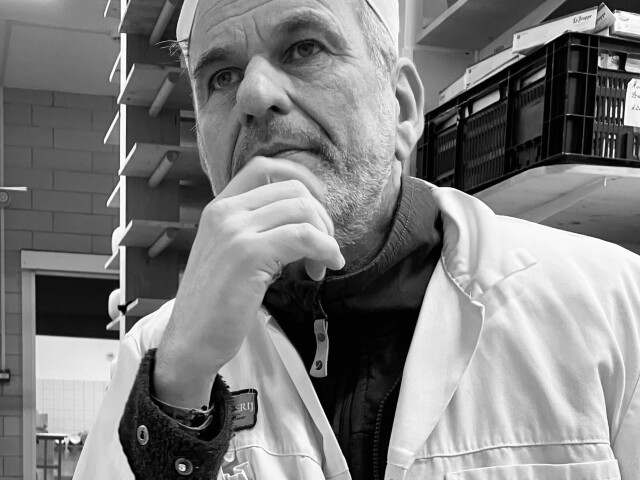 Louis pauzeert tijdens een fotosessie in de Kaasmakerij.