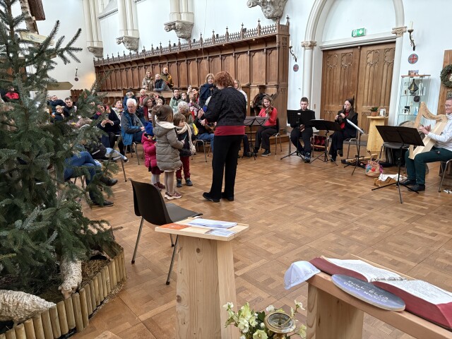 Op 2e Kerstdag heetten we heel veel kinderen en hun (groot)ouders welkom in de abdijkerk tijdens de kinderviering ‘Kindje Wiegen’. Daar luisterden ze geboeid naar het kerstverhaal. Van tevoren en na afloop konden ze ook nog een kijkje nemen bij onze prachtige kerststal.