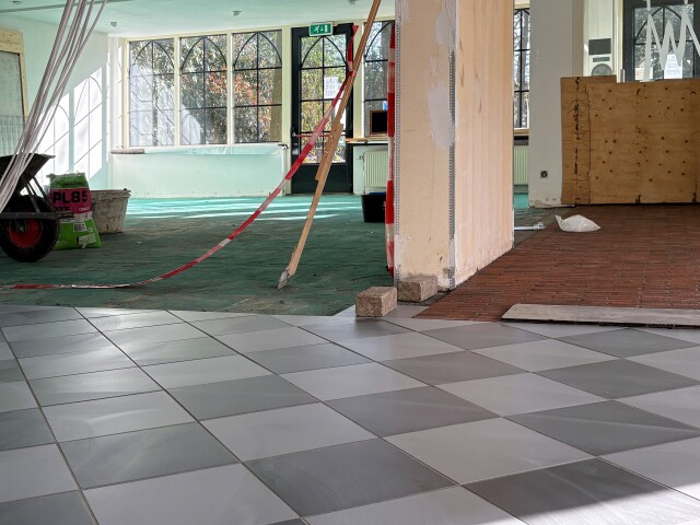 … en de nieuwe vloer, mét karakteristieke kloosteruitstraling, krijgt al vorm.