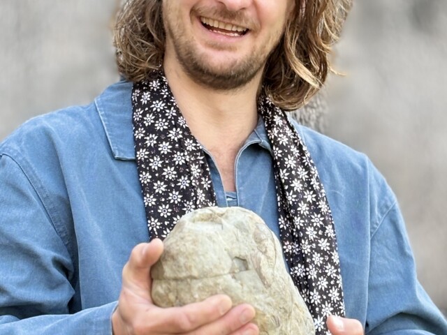 Mischa gaat de hartsteen in het monument plaatsen